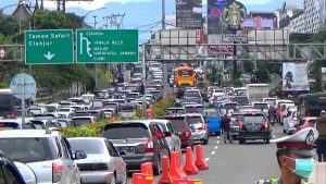 Kemacetan kerap terjadi di jalur puncak Bogor