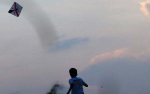 Seorang Bocah di Tasikmalaya Kesetrum saat Kejar Layangan, Gardu Listrik Meledak!
