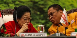 Megawati Soekarnoputri berbincang dengan Ketua Umum Partai Hanura Oesman Sapta Odang--