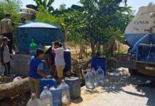 Penyaluran air bersih kepada warga terdampak kekeringan di Bekasi
