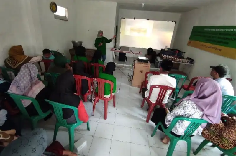 Penyuluhan cara meningkatkan mutu produk minuman herbal oleh dosen Polban, Nancy Siti Djenar. (Foto: Koran Mandala)