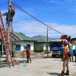 Petugas PLN memeriksa instalasi gardu listrik (1)