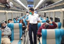 Petugas kereta api mengecek para penumpang