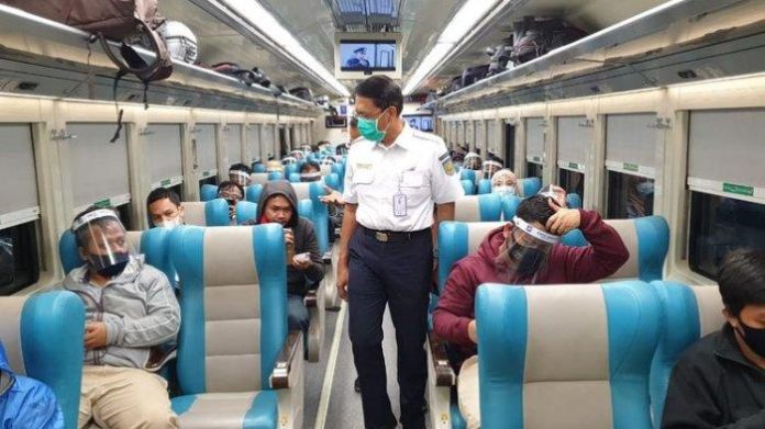 Petugas kereta api mengecek para penumpang