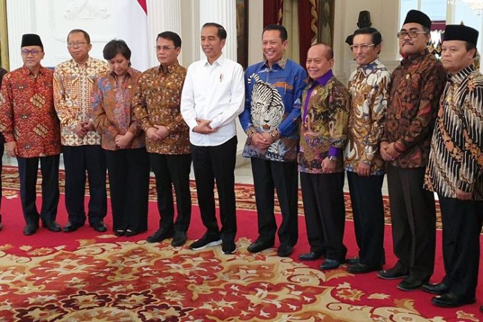 Presiden Jokowi bersama para pimpinan MPR RI