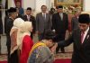 Presiden Jokowi menyerahkan tanda kehormatan kepada sejumlah tokoh.