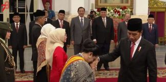 Presiden Jokowi menyerahkan tanda kehormatan kepada sejumlah tokoh.