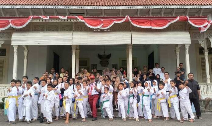 RW Urip selaku Duta Merah Putih mengunjungi perguruan karate yang sedang berlatih di Gedung Keresidenan