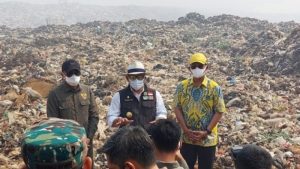 Ridwan Kamil saat meninjau lkasi kebakaran di TPA Sarimukti Bandung Barat