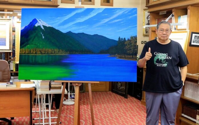 SBY memperlihatkan salah satu karya lukisannya -