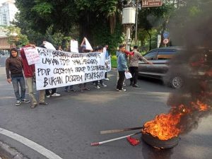 Unjuk rasa massa HMI membela Rocky Gerung dan mengecam arogansi PDIP.