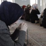 Wanita muslim sedang melakukan ibadah