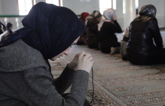 Wanita muslim sedang melakukan ibadah