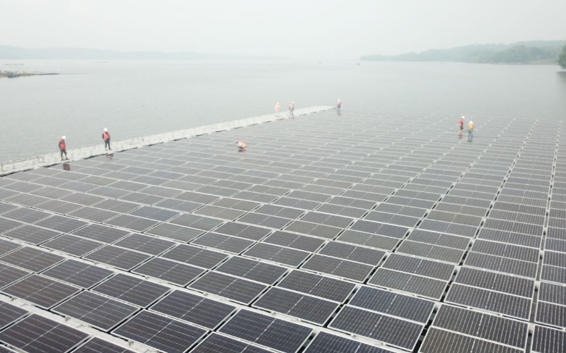 Presiden Jokowi Buka AIPF, PLN Paparkan Green Enabling Supergrid dan Banggakan PLTS Terapung Cirata