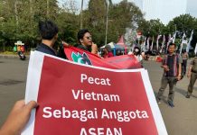 Aksi HMI Cabang Jakarta Raya di Patung Kuda Jakarta Pusat