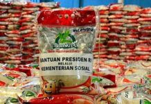 Bansos beras 10 kg dari Presiden Jokowi (1)