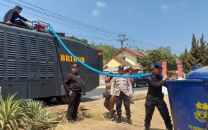 Bencana Kekeringan di Garut, Brimob Polda Jabar Terjunkan Armor Water Canon