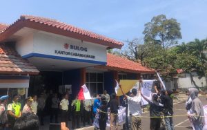 Harga Beras Melambung Tinggi, Mahasiswa Geruduk Perum Bulog Cianjur