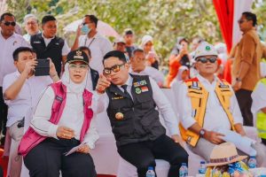 Bupati Cellica saat mendampingi kunjungan Ridwan Kamil ke Kabupaten Karawang