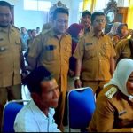 Bupati Karawang Cellica Nurrachadiana memantau langsung penyaluran bantuan bagi guru ngaji (1)