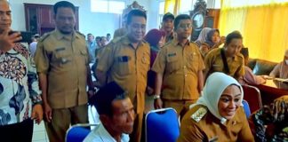 Bupati Karawang Cellica Nurrachadiana memantau langsung penyaluran bantuan bagi guru ngaji (1)