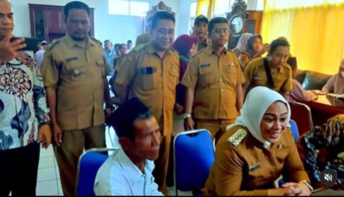 Bupati Karawang Cellica Nurrachadiana memantau langsung penyaluran bantuan bagi guru ngaji (1)