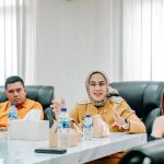 Bupati Karawang, Cellica Nurrachadiana saat memimpin rapat