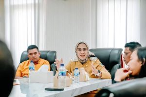 Bupati Karawang, Cellica Nurrachadiana saat memimpin rapat