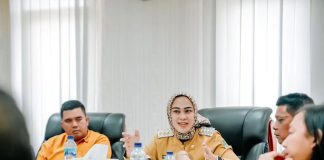 Bupati Karawang, Cellica Nurrachadiana saat memimpin rapat