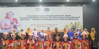 Bupati Purwakarta Anne Ratna Mustika diantara tim seni tari IGTKI