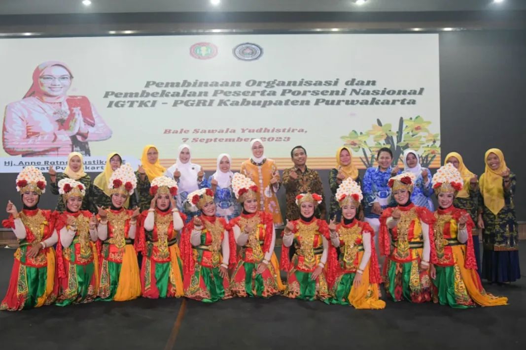 Bupati Purwakarta Anne Ratna Mustika diantara tim seni tari IGTKI