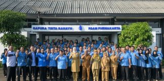 Bupati Purwakarta Anne Ratna Mustika saat mengunjungi kantor PDAM