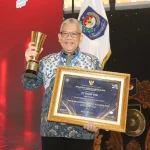 Direktur Utama bank bjb Yuddy Renaldi saat menerima penghargaan di ajang BUMD Award 2023