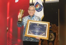 Direktur Utama bank bjb Yuddy Renaldi saat menerima penghargaan di ajang BUMD Award 2023