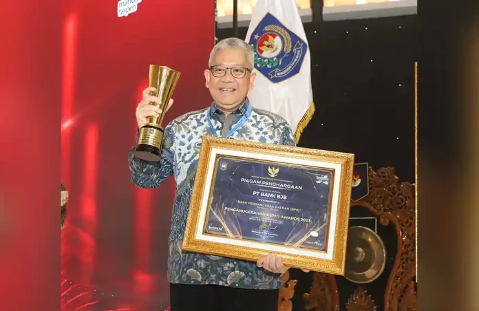 Direktur Utama bank bjb Yuddy Renaldi saat menerima penghargaan di ajang BUMD Award 2023