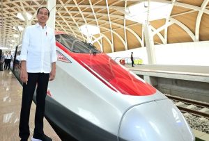 Jokowi melakukan ujicoba kereta cepat (1)