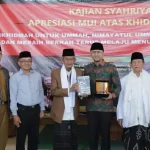 Kenang-kenangan kumpulan doa dan Dzikir diserahkan langsung KH. M Ridwan kepada Bupati Hengki Kurniawan dalam Kajian Syahriahan dan Apresiasi MUI atas Khidmat Bupati di Masjid Besar Ash-Shidiq, Komplek Perkantoran Pemkab Bandung Barat, Ngamprah, Selasa 12 September 2023. (Prokopim Setda KBB)