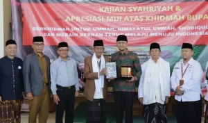 Jelang Akhir Masa Jabatan, Hengki Kurniawan Diberi Kenang-kenangan Oleh MUI Bandung Barat