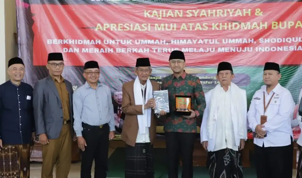 Kenang-kenangan kumpulan doa dan Dzikir diserahkan langsung KH. M Ridwan kepada Bupati Hengki Kurniawan dalam Kajian Syahriahan dan Apresiasi MUI atas Khidmat Bupati di Masjid Besar Ash-Shidiq, Komplek Perkantoran Pemkab Bandung Barat, Ngamprah, Selasa 12 September 2023. (Prokopim Setda KBB)