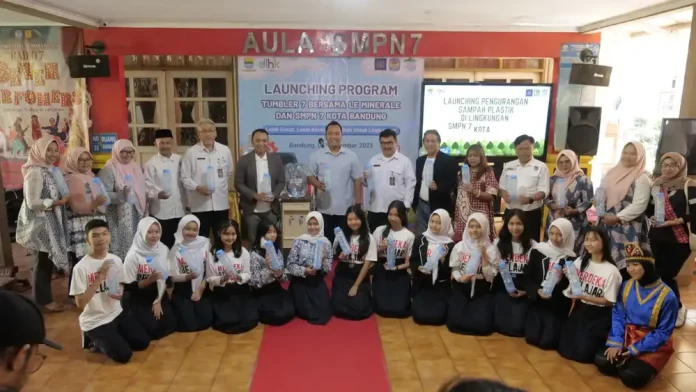 Launching program Tumbler 7 bersama Le Minerale dan SMPN 7 Bandung