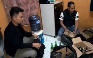 Sebuah Rumah Kontrakan di Manonjaya Tasikmalaya Simpan Ratusan Botol Miras