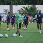 Pelatih Persib Bojan Hodak memimpin latihan