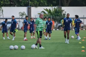 Pelatih Persib Bojan Hodak memimpin latihan