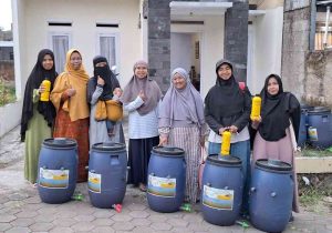 PKM POLBAN Bantu Wujudkan Desa Cihanjuang Zero Waste dengan Komposter