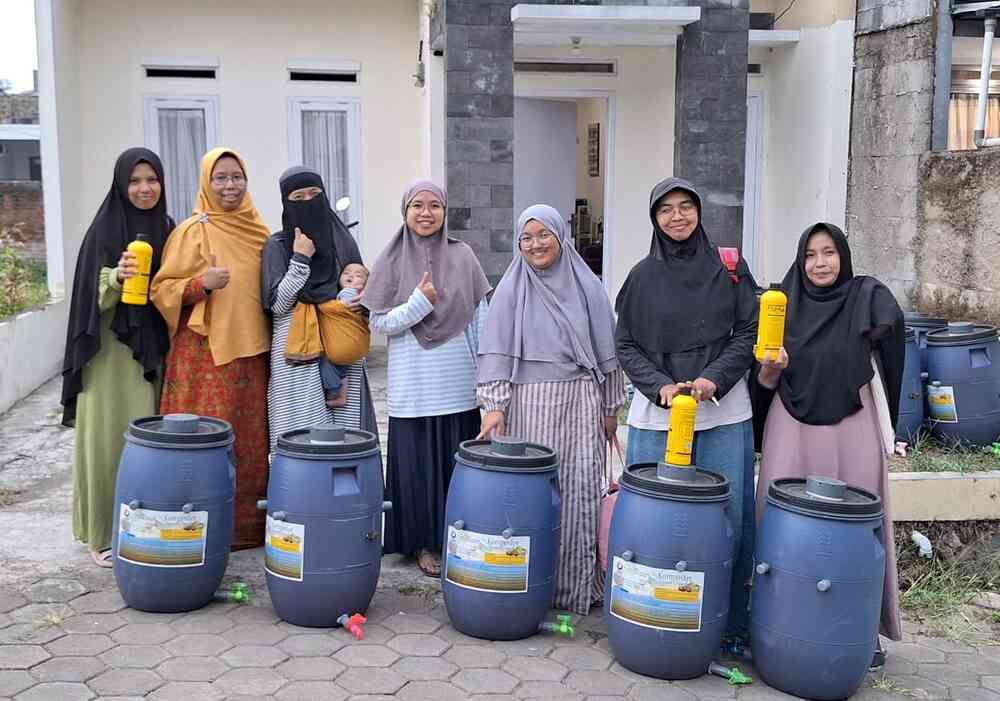 PKM POLBAN Bantu Wujudkan Desa Cihanjuang Zero Waste dengan Komposter