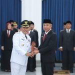 Pj Gubernur Jabar Bey Machmudin saat melantik Pj Bupati Bandung Barat Arsan Latif, di Aula Barat Gedung Sate, Bandung, Jawa Barat