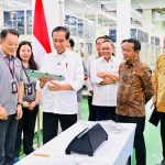 Presiden Jokowi saat mengunjungi pabrik sel baterai mobil listrik di Karawang