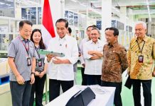 Presiden Jokowi saat mengunjungi pabrik sel baterai mobil listrik di Karawang