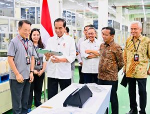 Presiden Jokowi saat mengunjungi pabrik sel baterai mobil listrik di Karawang