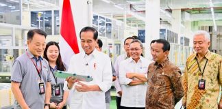 Presiden Jokowi saat mengunjungi pabrik sel baterai mobil listrik di Karawang